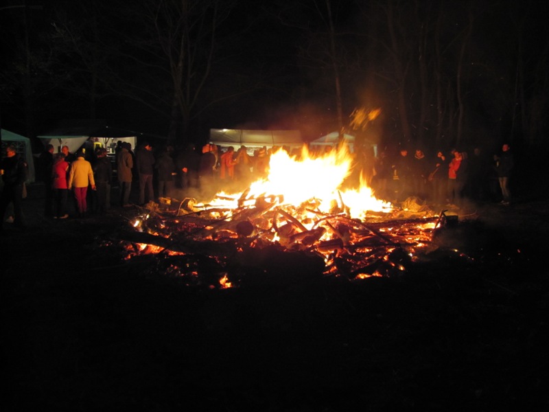 Das Feuer wrmte bei knapp 0C