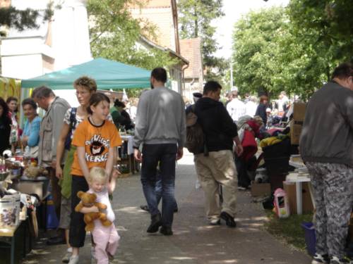 Besucher vor der Kirche