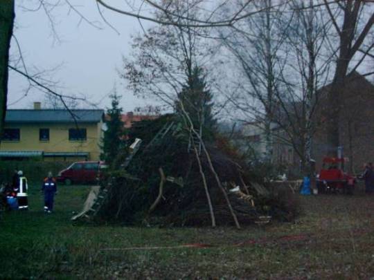 Holzhaufen vor dem Anznden