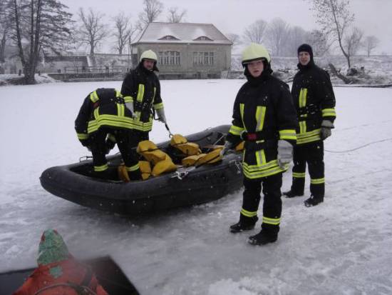 Paretzer Kameraden mit Schlauchboot