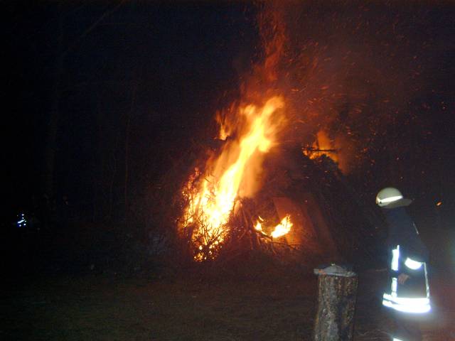 Lagerfeuer entfacht