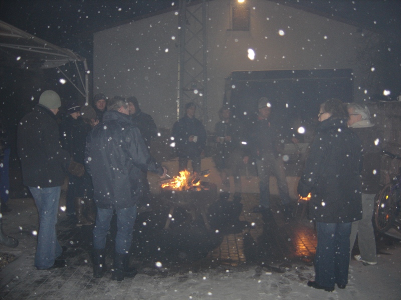 Am Lagerfeuer bei Schneefall